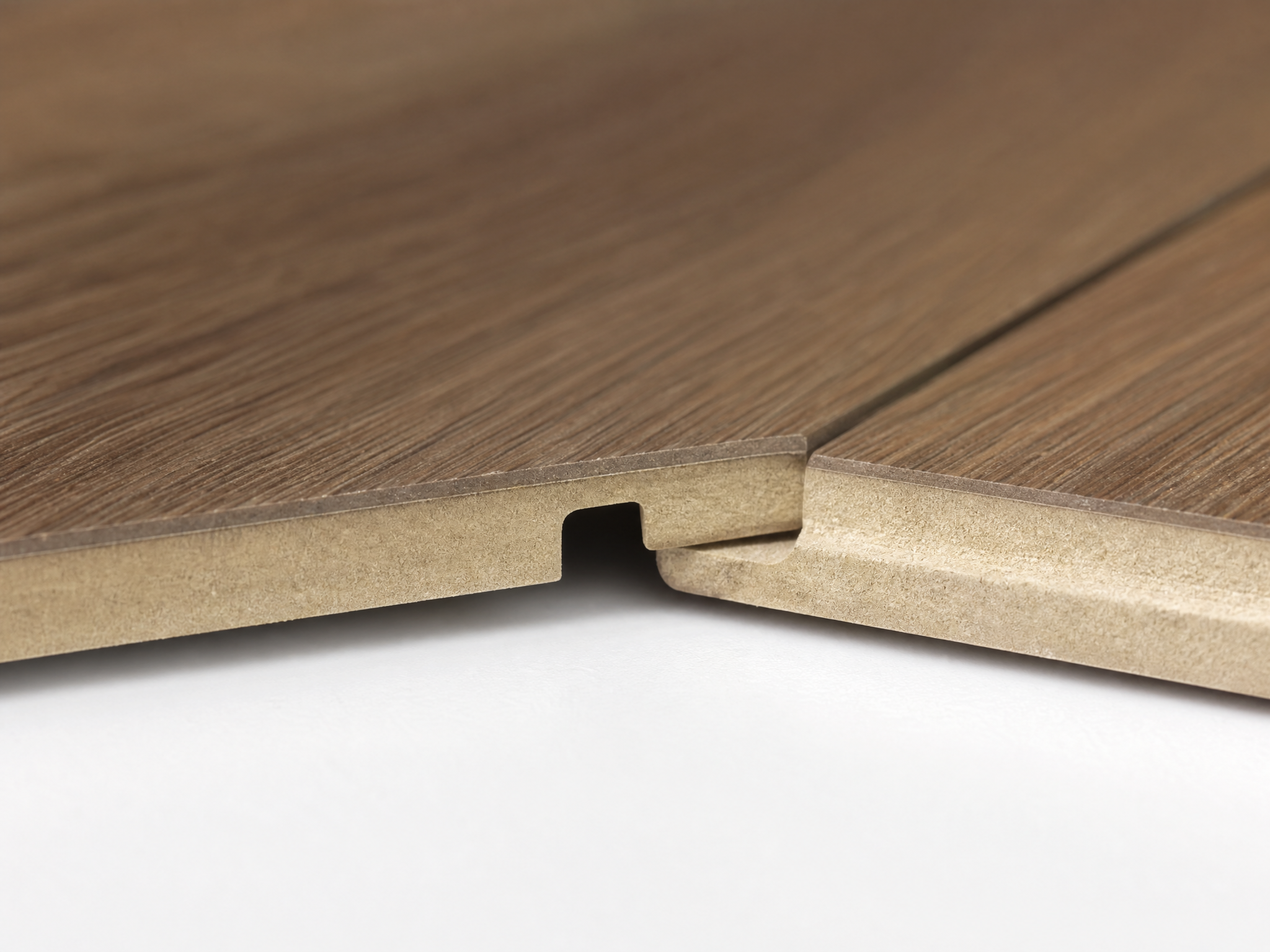 Detail van de klikverbinding op een laminaatplank