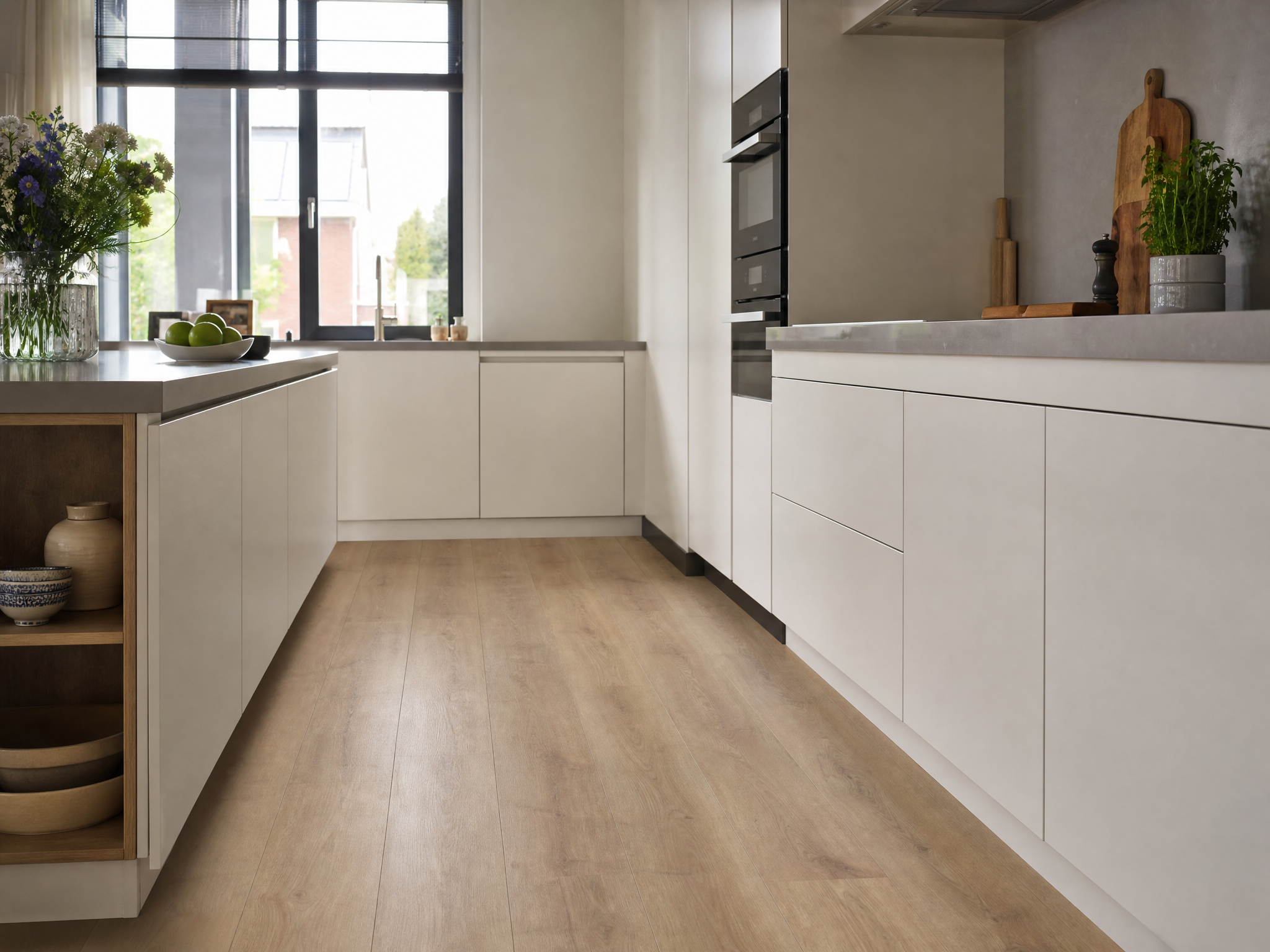 Moderne keuken met waterbestendige laminaatvloer in lichte houtlook
